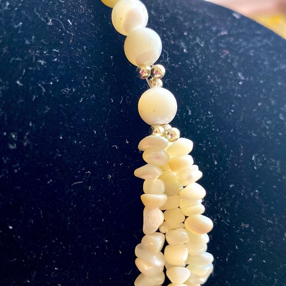 Ivory colored shell and stone necklace. - Picture 3 of 4
